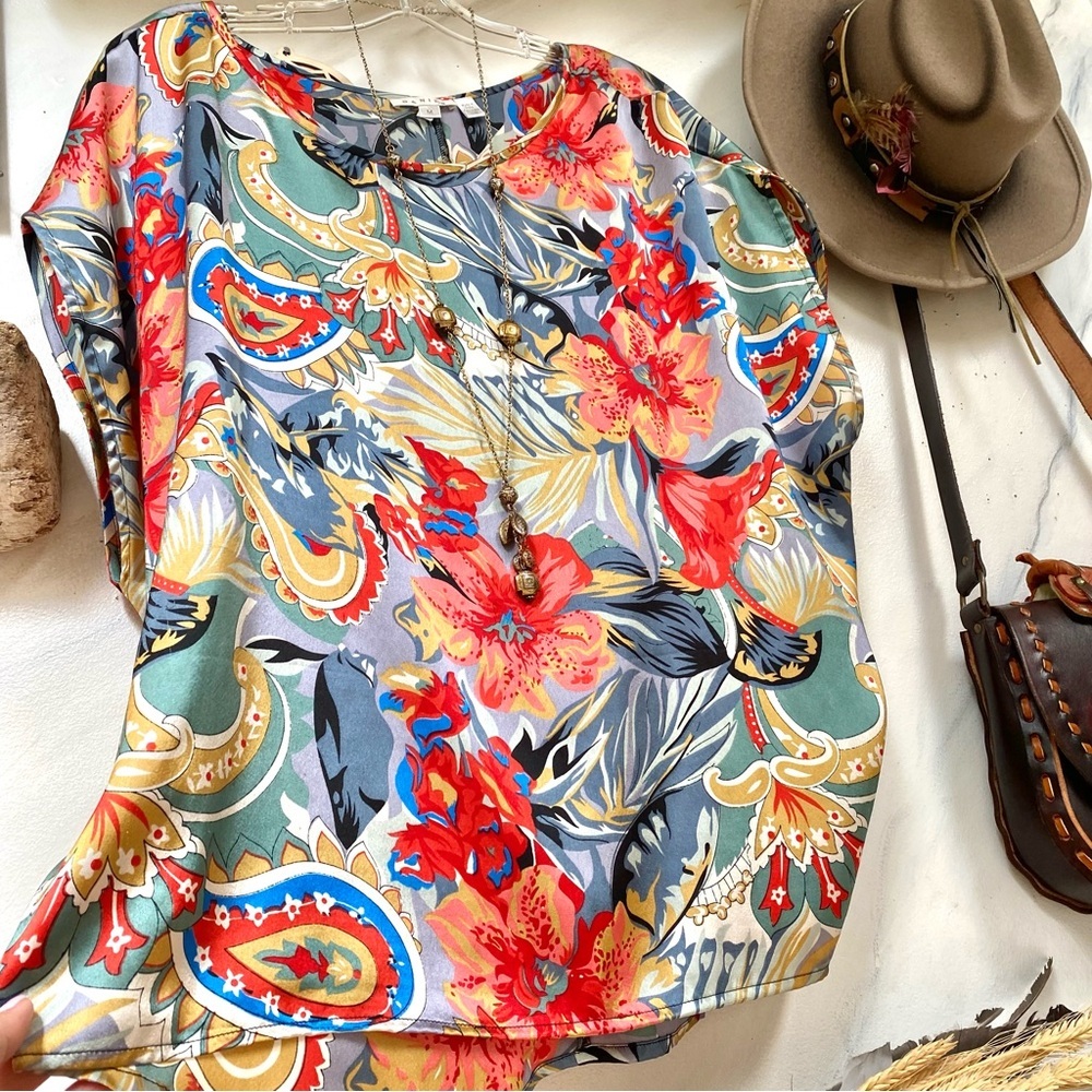 Beautiful boho blouse w paisley floral vibe resort vacay feel. - Picture 1 of 13